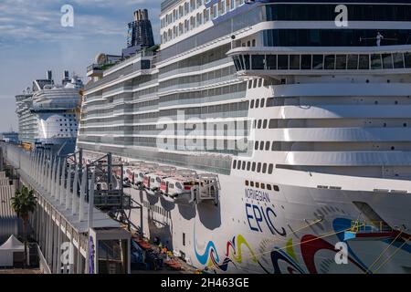 Barcelona, Spanien. Oktober 2021. Die großen Kreuzschiffe Norwegian Epic und die MS Harmony of the Seas sind im Hafen von Barcelona zu sehen. Im Hafen von Barcelona verkehren täglich große Touristenkreuzfahrten mit einer Kapazität von mehr als 6,000 Passagieren bei voller Belegung für Kreuzfahrten im Mittelmeer. Kredit: SOPA Images Limited/Alamy Live Nachrichten Stockfoto