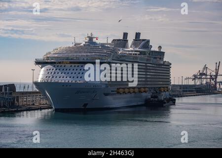 Barcelona, Spanien. Oktober 2021. Das große Kreuzschiff MS Harmony of the Seas ist im Hafen von Barcelona zu sehen. Im Hafen von Barcelona verkehren täglich große Touristenkreuzfahrten mit einer Kapazität von mehr als 6,000 Passagieren bei voller Belegung für Kreuzfahrten im Mittelmeer. Kredit: SOPA Images Limited/Alamy Live Nachrichten Stockfoto