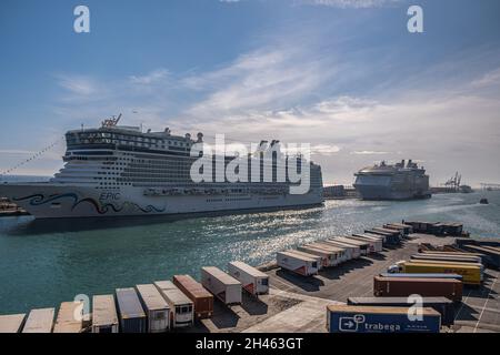 Barcelona, Spanien. Oktober 2021. Die großen Kreuzschiffe Norwegian Epic und die MS Harmony of the Seas sind im Hafen von Barcelona zu sehen. Im Hafen von Barcelona verkehren täglich große Touristenkreuzfahrten mit einer Kapazität von mehr als 6,000 Passagieren bei voller Belegung für Kreuzfahrten im Mittelmeer. Kredit: SOPA Images Limited/Alamy Live Nachrichten Stockfoto