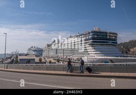 Barcelona, Spanien. Oktober 2021. Passagiere mit Aktentaschen kommen zu Fuß am Kreuzfahrthafen von Barcelona an. Im Hafen von Barcelona verkehren täglich große Touristenkreuzfahrten mit einer Kapazität von mehr als 6,000 Passagieren bei voller Belegung für Kreuzfahrten im Mittelmeer. Kredit: SOPA Images Limited/Alamy Live Nachrichten Stockfoto