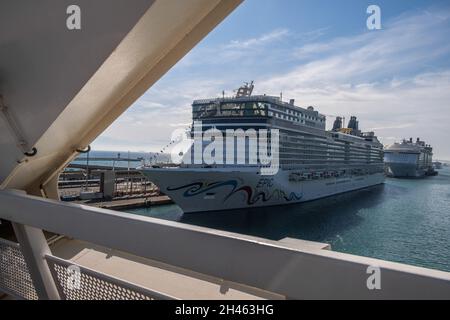 Barcelona, Spanien. Oktober 2021. Die großen Kreuzschiffe Norwegian Epic und die MS Harmony of the Seas sind im Hafen von Barcelona zu sehen. Im Hafen von Barcelona verkehren täglich große Touristenkreuzfahrten mit einer Kapazität von mehr als 6,000 Passagieren bei voller Belegung für Kreuzfahrten im Mittelmeer. Kredit: SOPA Images Limited/Alamy Live Nachrichten Stockfoto