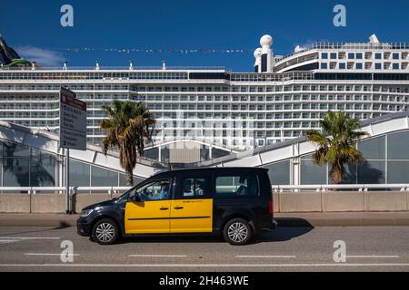 Barcelona, Spanien. Oktober 2021. Ein Taxi mit Passagieren kommt an den Kreuzfahrtterminals an. Im Hafen von Barcelona verkehren täglich große Touristenkreuzfahrten mit einer Kapazität von mehr als 6,000 Passagieren bei voller Belegung für Kreuzfahrten im Mittelmeer. (Foto von Paco Freire/SOPA Images/Sipa USA) Quelle: SIPA USA/Alamy Live News Stockfoto