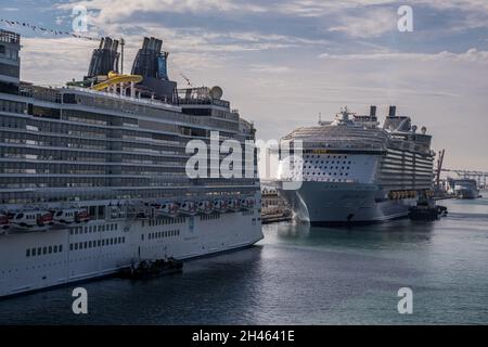 Barcelona, Spanien. Oktober 2021. Die großen Kreuzschiffe Norwegian Epic und die MS Harmony of the Seas sind im Hafen von Barcelona zu sehen. Im Hafen von Barcelona verkehren täglich große Touristenkreuzfahrten mit einer Kapazität von mehr als 6,000 Passagieren bei voller Belegung für Kreuzfahrten im Mittelmeer. (Foto von Paco Freire/SOPA Images/Sipa USA) Quelle: SIPA USA/Alamy Live News Stockfoto