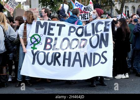 London, Großbritannien. Die Demonstranten halten ein Banner hoch: „Met Police. Blut an den Händen“ während des jährlichen gedenkmarsches für diejenigen, die in Polizeigewahrsam gestorben sind. Stockfoto