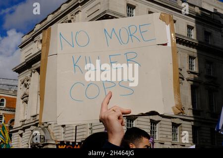 London, Großbritannien. Ein Protestler, der am jährlichen gedenkmarsch der United Friends & Family Campaign teilnimmt, hält ein Plakat mit den Aufschrift „No More Killer Cops“ Stockfoto