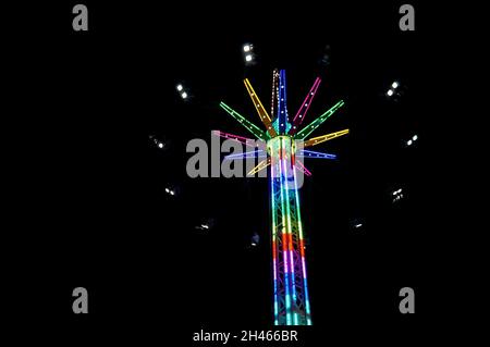 Fahrt auf dem hoch aufragenden Messegelände bei Nacht Stockfoto