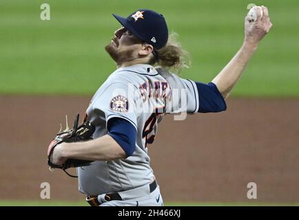 Atlanta, Usa. Oktober 2021. Houston Astros Reliever Ryne stank wirft gegen die Atlanta Braves während des siebten Innings in Spiel fünf in der MLB World Series im Truist Park am Sonntag, 31. Oktober 2021 in Atlanta, Georgia. Houston steht vor einem Ausscheidungsspiel, das Atlanta 3-1 in der Serie hinterherhinkt. Foto von David Tulis/UPI Credit: UPI/Alamy Live News Stockfoto