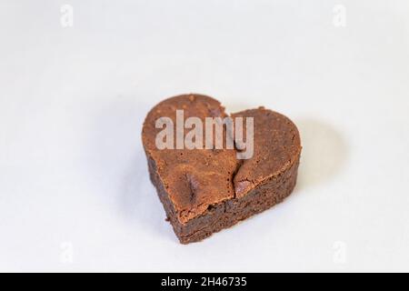 Herzförmiger Schokoladenbrownie auf weißem Hintergrund Stockfoto