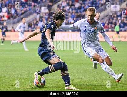 Chester, Pennsylvania, USA. Oktober 2021. 31. Oktober 2021, Chester PA- Philadelphia Union-Spieler, PAXTEN AARONSON (30) kämpft um den Ball mit FCCincinnati-Spieler, CALEB STANKO (33) im Subaru Park (Foto: © Ricky Fitchett/ZUMA Press Wire) Stockfoto