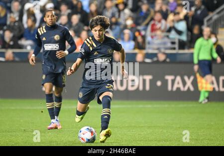 Chester, Pennsylvania, USA. Oktober 2021. Am 31. Oktober 2021 schiebt PAXTEN AARONSON (30), Spieler von Chester PA, Philadelphia Union, den Ball im Subaru Park nach unten (Foto: © Ricky Fitchett/ZUMA Press Wire) Stockfoto