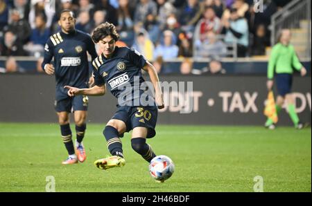 Chester, Pennsylvania, USA. Oktober 2021. Am 31. Oktober 2021 schiebt PAXTEN AARONSON (30), Spieler von Chester PA, Philadelphia Union, den Ball im Subaru Park nach unten (Foto: © Ricky Fitchett/ZUMA Press Wire) Stockfoto