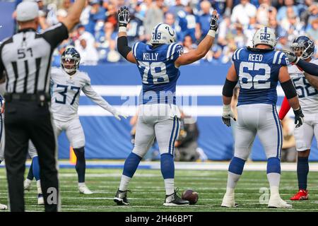 Indianapolis, Indiana, USA. Oktober 2021. Indianapolis Colts Center Ryan Kelly (78) signalisiert während des Spiels zwischen den Tennessee Titans und den Indianapolis Colts im Lucas Oil Stadium, Indianapolis, Indiana, die Menge zur Ruhe zu bringen. (Bild: © Scott Stuart/ZUMA Press Wire) Stockfoto