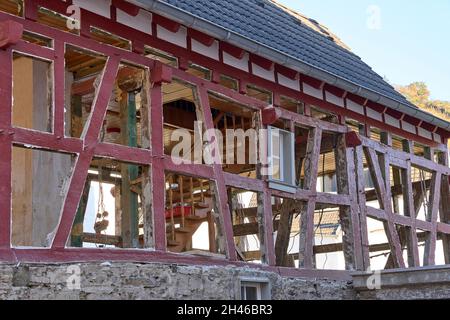 Dernau, Deutschland. Oktober 2021. Die Flut hinterließ nur ein Skelett eines historischen Fachwerkhauses in der Burgstraße in Dernau. Die tödliche Sturzflut im Ahrtal hat auch Hunderte historischer Fachwerkhäuser beschädigt oder zerstört - Bewohner und Behörden versuchen, so viele wie möglich zu retten. (Zu dpa: Fachwerkhäuser auch von Hochwasser betroffen - viele zu retten). Quelle: Thomas Frey/dpa/Alamy Live News Stockfoto