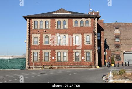 Altes Bürogebäude der Bush Terminal Company am Sunset Park Waterfront, Statue von Irving T. Bush am Eingang, Brooklyn, NY, USA Stockfoto