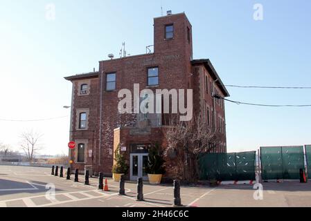 Altes Bürogebäude der Bush Terminal Company am Sunset Park Waterfront, Statue von Irving T. Bush am Eingang, Brooklyn, NY, USA Stockfoto