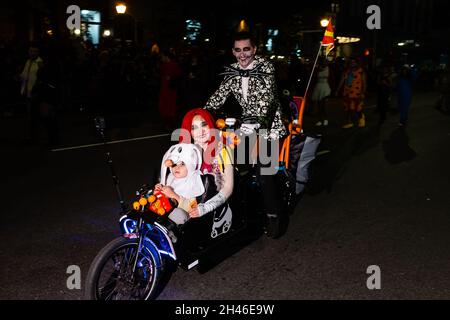 New York City, USA. Oktober 2021. Die jährliche Greenwich Village Halloween Parade kehrte 2021 nach einer einjährigen Suspendierung wegen COVID Beschränkungen zurück. Eine kostümierte Familie auf einem Fahrrad, das für drei gebaut wurde. Quelle: Ed Lefkowicz/Alamy Live News Stockfoto