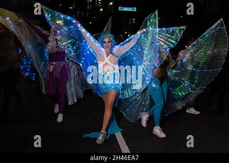 New York City, USA. Oktober 2021. Die jährliche Greenwich Village Halloween Parade kehrte 2021 nach einer einjährigen Suspendierung wegen COVID Beschränkungen zurück. Frauen mit beleuchteten Ziegenflügeln. Quelle: Ed Lefkowicz/Alamy Live News Stockfoto