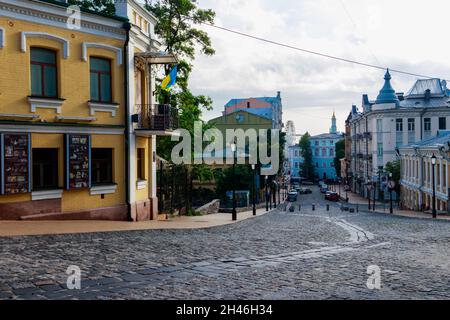 Kiew, Ukraine - 28. Juli 2018: Straße in der Nähe Kontraktova Platz in der historischen Nachbarschaft Podil in Kiew, Ukraine Stockfoto