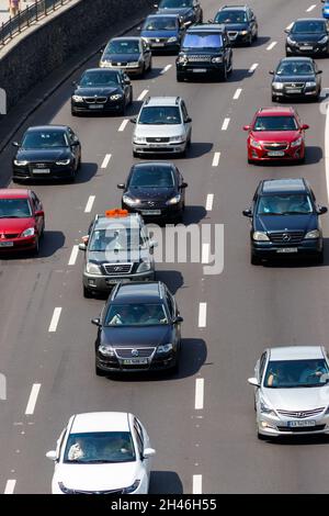 Kiew, Ukraine - 28. Juli 2018: Verkehrswagen auf der mehrspurigen Autobahn während der Hauptverkehrszeit Stockfoto