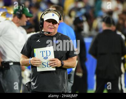 Pasadena, CA. September 2021. Chip Kelly, Cheftrainer von UCLA Bruins, kommuniziert mit seinen Offensivhelfern in der Pressebox gegen die LSU Tigers am 4. September 2021 im Rose Bowl. (Absoluter vollständiger Fotograf und Firmenkredit: Jose Marin/MarinMedia.org/Cal Sport Media (Network Television, bitte wenden Sie sich an Ihren Verkaufsvertreter für die Nutzung des Fernsehens.) (Die Fernsehnutzung muss ''MarinMedia''' in der oberen rechten Ecke des Bildschirms überbrennen, um sie im Fernsehen verwenden zu können). Kredit: csm/Alamy Live Nachrichten Stockfoto