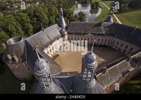 Frankreich. Burgund. Yonne (89) Innenhof des Schlosses von Saint Fargeau (Luftaufnahme) Stockfoto