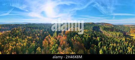 Berge bedeckt mit herbstfarbenem Wald, Luftaufnahme. Schöne Naturlandschaft Panorama Stockfoto