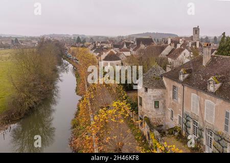 FRANKREICH - 89 - YONNE - NOYERS SUR SEREIN : BLICK VOM NORDEN AUF DAS DORF. UNTEN, DER CHEMIN DES TERREAUX. LINKS DER SEREIN FLUSS. EINGEBETTET IN EINEN GEMEINEN Stockfoto