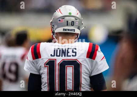 Inglewood, USA. Oktober 2021. American Football: NFL Professional League, Los Angeles Chargers - New England, Hauptrunde, Hauptrundspiele, Spiel 8, SoFi Stadium. Patriots Quarterback Mac Jones ist am Rande der Geschichte. Quelle: Maximilian Haupt/dpa/Alamy Live News Stockfoto