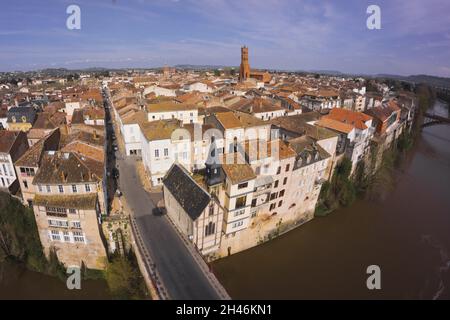 FRANKREICH. LOT-ET-GARONNE (47) VILLENEUVE SUR LOT : DAS STADTZENTRUM VON SÜDWESTEN. HÖHE 30 M. IM VORDERGRUND DIE CHAPELLE DU BOUT DU PONT. O Stockfoto