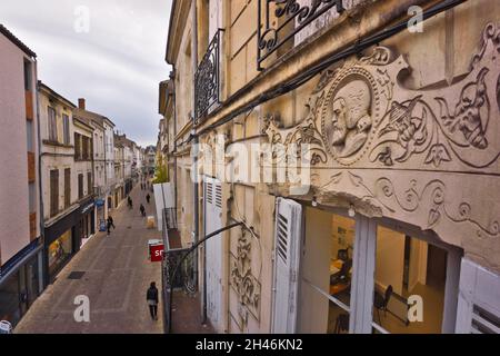 FRANKREICH. LOT-ET-GARONNE (47) VILLENEUVE SUR LOT: BAS-RELIEF IN STEIN AUF DEM GEBÄUDE DER PARISER STRASSE. Stockfoto