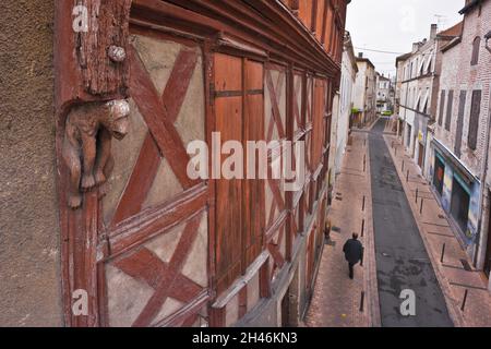 FRANKREICH. LOT-ET-GARONNE (47) VILLENEUVE SUR LOT: FACHWERKHAUS IN DER LAKANAL-STRASSE. Stockfoto