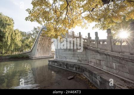 Jade Belt Brücke im Herbst im Sommerpalast, Peking Stockfoto