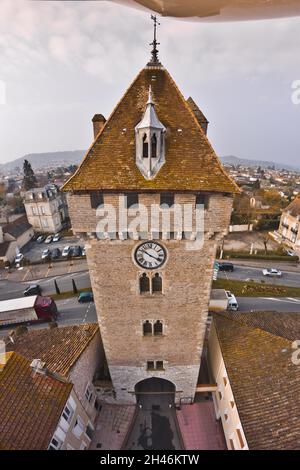 FRANKREICH. LOT-ET-GARONNE (47) VILLENEUVE SUR LOT: NORDSEITE DES TURMS VON PUJOLS. IM VORDERGRUND, PUJOLS STRASSE. Stockfoto