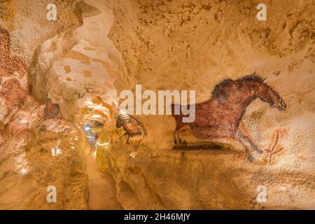 FRANKREICH, MONTIGNAC - LASCAUX, DORDOGNE (24): NENNEN SIE LASCAUX 4 12. OKTOBER 2016. FOTOTOUR DURCH DAS INTEGRALE FAKSIMILE : DER AXIALE TAUCHGANG Stockfoto