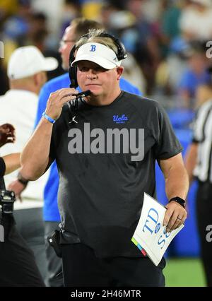 Pasadena, CA. September 2021. Chip Kelly, Cheftrainer von UCLA Bruins, kommuniziert mit seinen Offensivhelfern in der Pressebox gegen die LSU Tigers am 4. September 2021 im Rose Bowl. (Absoluter vollständiger Fotograf und Firmenkredit: Jose Marin/MarinMedia.org/Cal Sport Media (Network Television, bitte wenden Sie sich an Ihren Verkaufsvertreter für die Nutzung des Fernsehens.) (Die Fernsehnutzung muss ''MarinMedia''' in der oberen rechten Ecke des Bildschirms überbrennen, um sie im Fernsehen verwenden zu können). Kredit: csm/Alamy Live Nachrichten Stockfoto