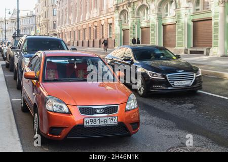 Moskau; Russland - 15. Oktober; 2021: Orange Kia Rio wird an einem warmen Herbsttag auf der Straße vor dem Hintergrund eines Gebäudes, Verkehrs, Stroms geparkt Stockfoto