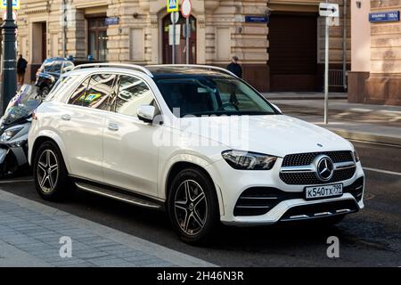 Moskau; Russland - 15. Oktober; 2021: Die weiße Mercedes-Benz GLE-Klasse steht an einem warmen Herbsttag vor dem Hintergrund eines Gebäudes auf der Straße Stockfoto