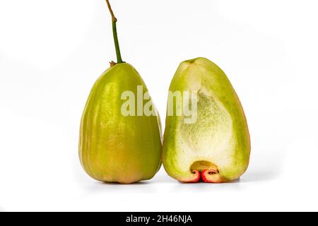 Zwei reife und verzehrfertige Rosenäpfel, bekannt als Jambu Madu Deli, haben eine grüne Farbe und einen sehr süßen Geschmack mit aufgeschnittener Komposition. Diese Art com Stockfoto