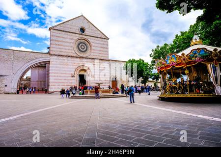 Außenansicht der Basilika Saint Chiara auf der Piazza Santa Chiara in Assisi Italien Stockfoto