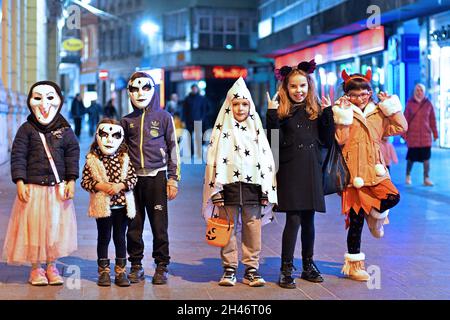 Sarajevo, Bosnien und Herzegowina. Oktober 2021. Kinder, die in Kostümen oder Masken gekleidet sind, posieren am 31. Oktober 2021 an Halloween in Sarajevo, Bosnien und Herzegowina, für ein Foto auf einer Straße. Quelle: Nedim Grabovica/Xinhua/Alamy Live News Stockfoto