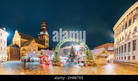 Riga, Lettland. Weihnachtsmarkt Auf Dem Domplatz Mit Der Rigaer Domkathedra Stockfoto