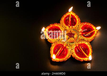 Traditionelle Diwali Lehm Diya Lampen Festival Hintergrund Inhalt mit Kopierraum Stockfoto