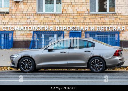 Moskau; Russland - 15. Oktober; 2021: Der graue Volvo S60 wird an einem warmen Tag vor dem Hintergrund des Baus auf der Straße geparkt Stockfoto