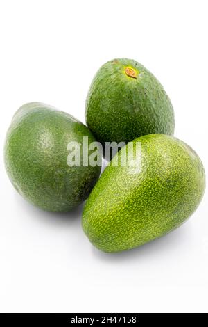 Avocado auf weißem Hintergrund. Kombiniert mit dem Schatten reifer Avocado. Nahaufnahme des Story-Formats Stockfoto