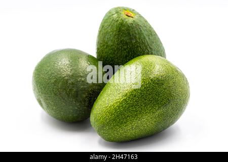 Avocado auf weißem Hintergrund. Kombiniert mit dem Schatten reifer Avocado. Nahaufnahme Stockfoto