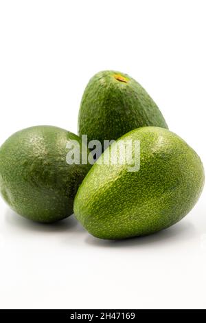 Avocado auf weißem Hintergrund. Kombiniert mit dem Schatten reifer Avocado. Nahaufnahme des Story-Formats Stockfoto