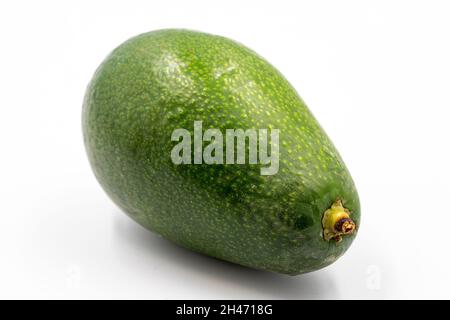 Avocado auf weißem Hintergrund. Kombiniert mit dem Schatten reifer Avocado. Nahaufnahme Stockfoto