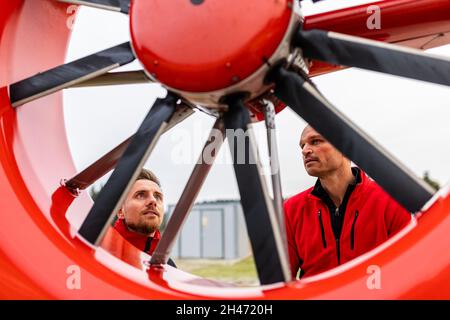 PRODUKTION - 11. Oktober 2021, Baden-Württemberg, Villingen-Schwenningen: Die Piloten Roy Fleischer (l-r) und Matthias Fleisch überprüfen zu Schichtbeginn den Heckrotor ihres Hubschraubers. Der Rettungshubschrauber Christoph 54 ist der einzige in Baden-Württemberg, der auch Nachtflugkapazitäten hat. Die Nachtcrew mit den beiden Piloten übernimmt die fliegende Intensivstation von 6.30 Uhr abends bis 7 Uhr am nächsten Morgen. Sie ist auf der Station Villingen-Schwenningen des Deutschen Luftrettungsdienstes (DRF) stationiert und fliegt von dort aus Einsätze im ganzen Land, obwohl Th Stockfoto