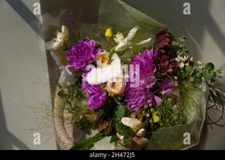 Kreatives Layout von Blumen und Blättern. Der Begriff der Natur. Eine Karte mit Blumen. Farbenfroher Blumenhintergrund und Textraum. Stockfoto