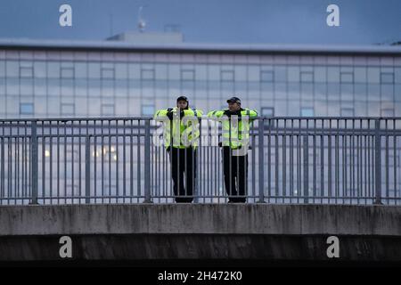 Polizeibeamte beobachten von einer Fußgängerbrücke über dem Kingsway im Zentrum von Glasgow vor dem Beginn des Cop26-Gipfels in der Stadt. Bilddatum: Montag, 1. November 2021. Stockfoto
